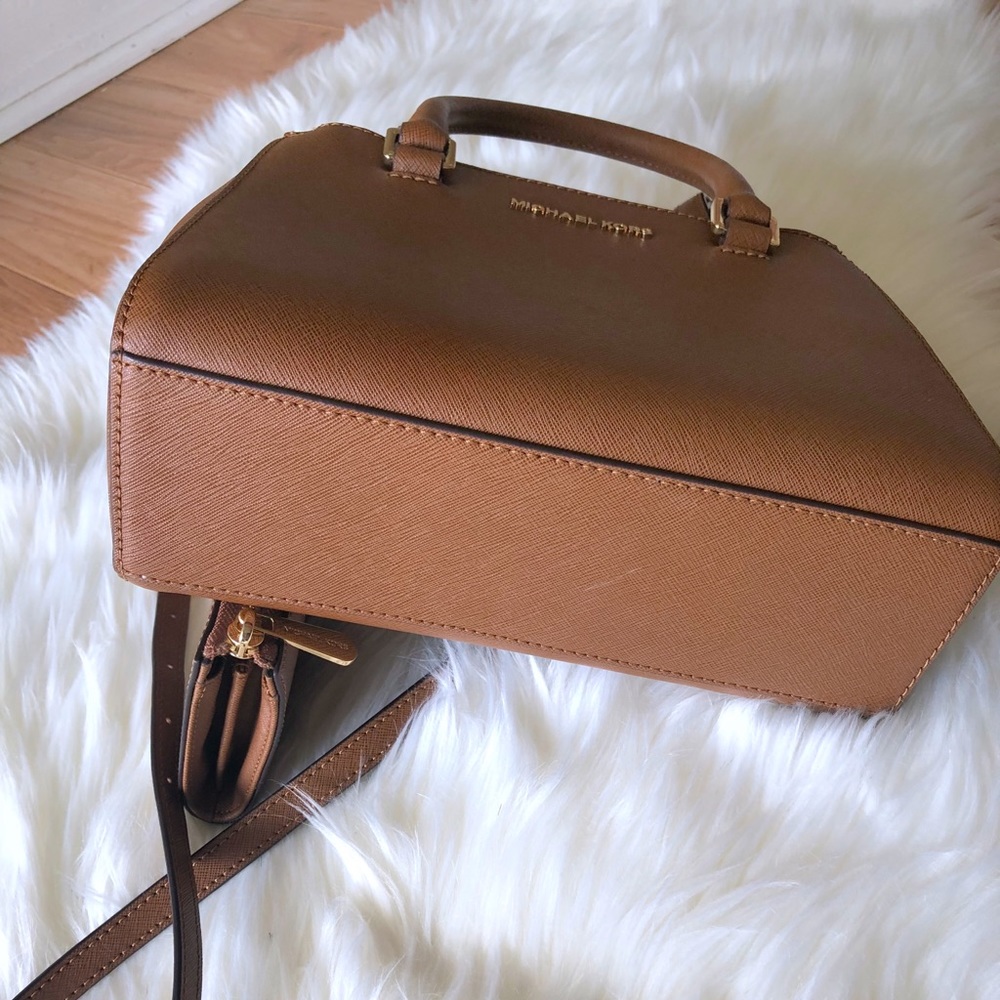 🆕 MK Satchel 🎀 - Picture 2 of 5